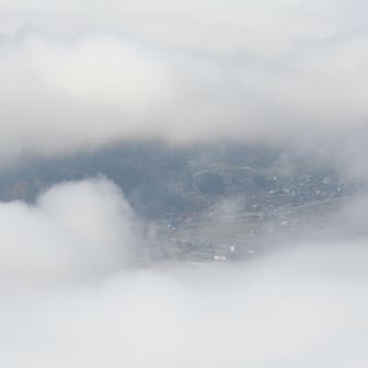 山頂でお話した方は岐阜放送📺️のスタッフの方でした
朝霧の切れ間から古川の町がチラリと見えた場面を撮影するとのことでした

教えて頂いた通りに撮影📸
とてもいい感じ✨️