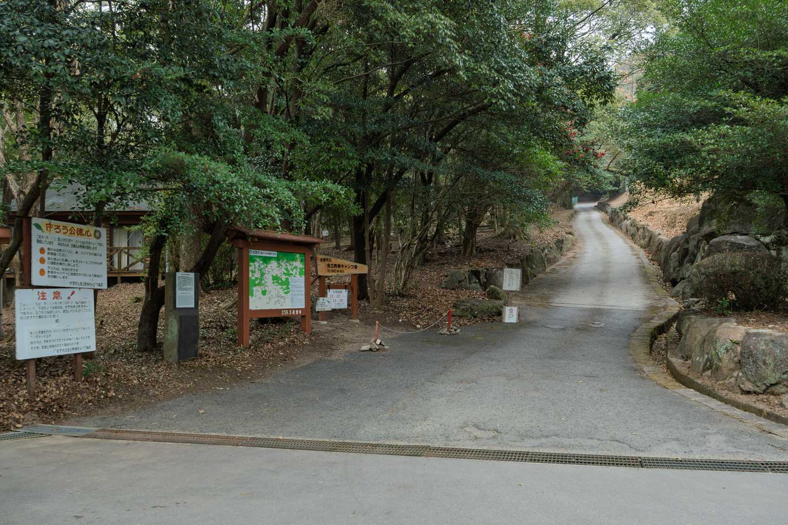 ここからは舗装路を通って出発地点の弘学館方向に