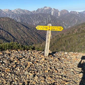 いつも冷乗越にくると立山剱岳の圧巻の景色です。
登山口から3時間40分のアルバイトが報われます