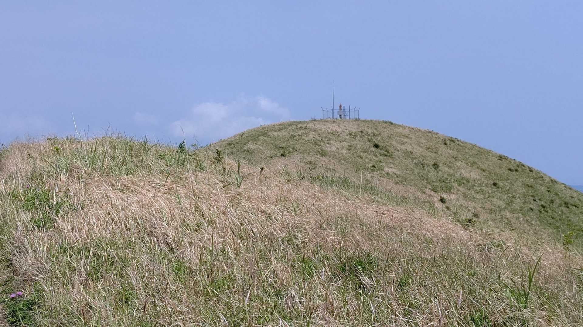 もうすぐ山頂の向こう側、アンテナっぽいところへ👍