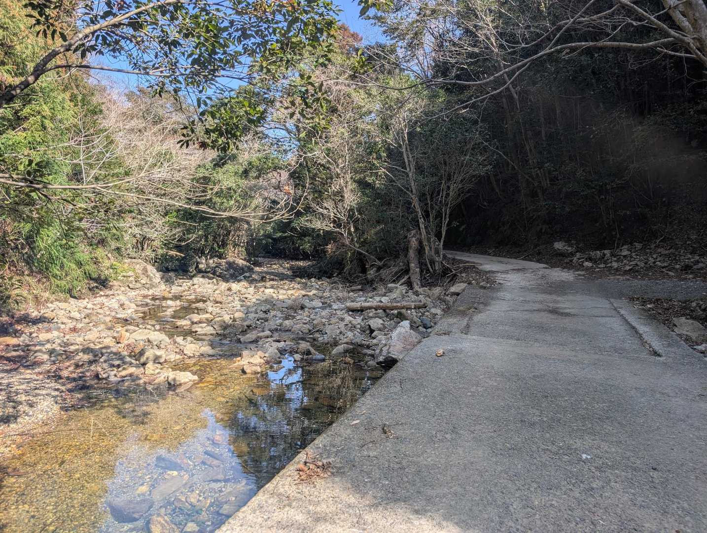登山口を過ぎ、無事に下山。