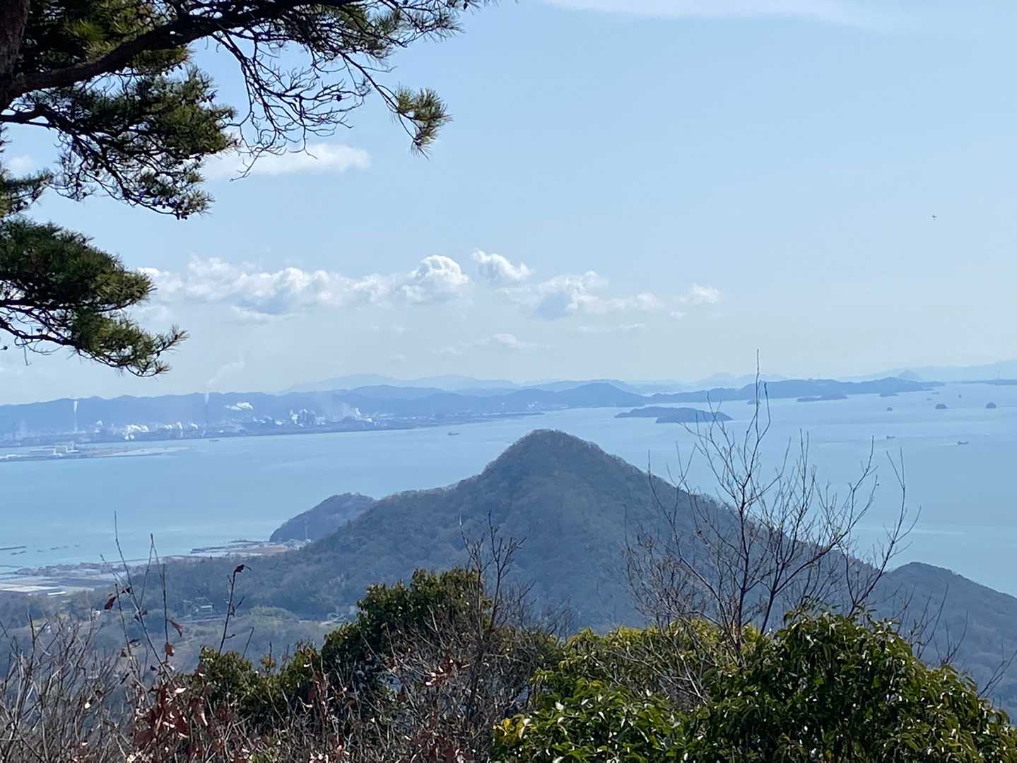 青佐山と水島方面を臨む
