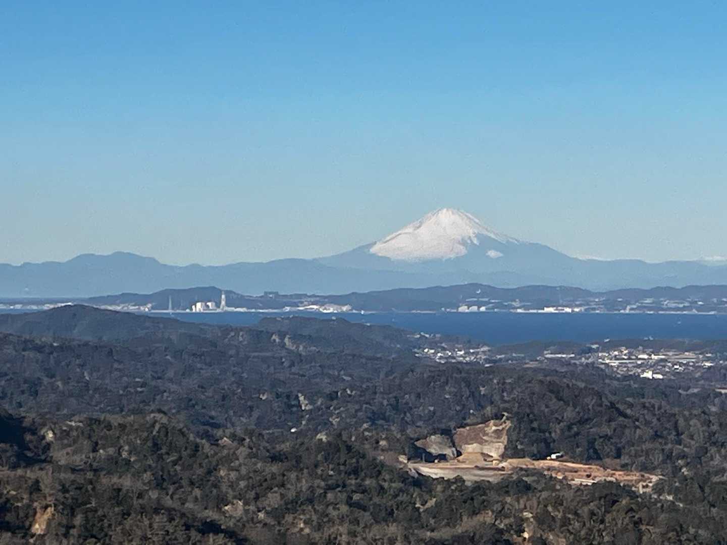 富士山の手前は三浦半島、左手に愛鷹山
東京湾も見えます🤩