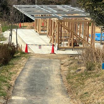 春に完成予定ですが…
間に合うの？😅