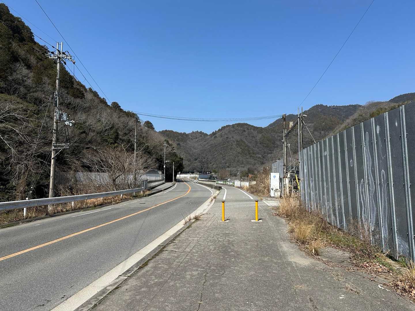 県道を歩いて帰ります🥾
右奥に丹生山⛰️が見えてます👀