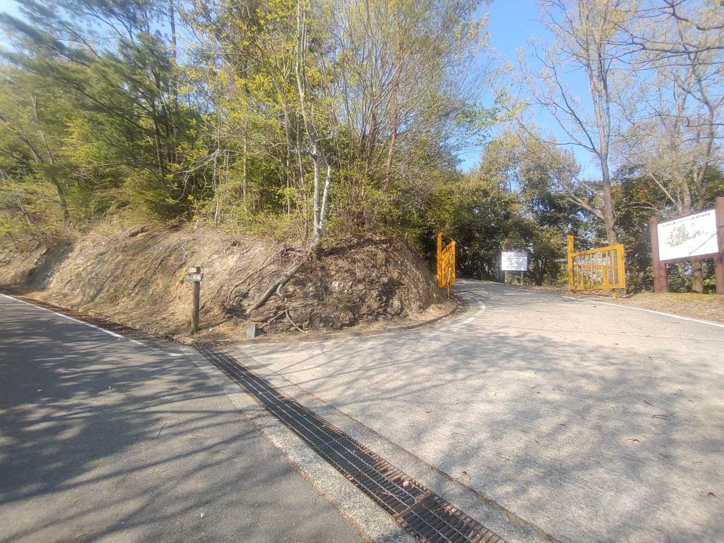 ここまで戻って訂正(結構ロスした…)
右のゲートから出てきて、くるっと左に行くのが正解