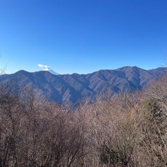 松姫峠からの眺望。
大菩薩嶺連嶺（小金沢連嶺？）が間近に✨
富士山の頭がちょっとだけ😄