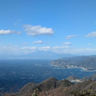 高通山の北展望台から富士山。☁がかかってしまったー。爆風だ。長居は出来ぬ。