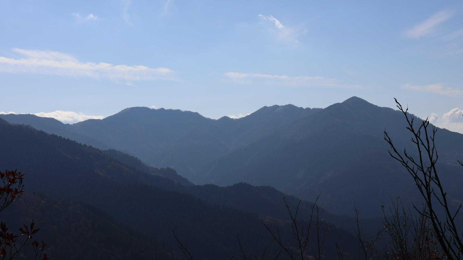下り始めて展望スペース発見！
落合峠から烏帽子山