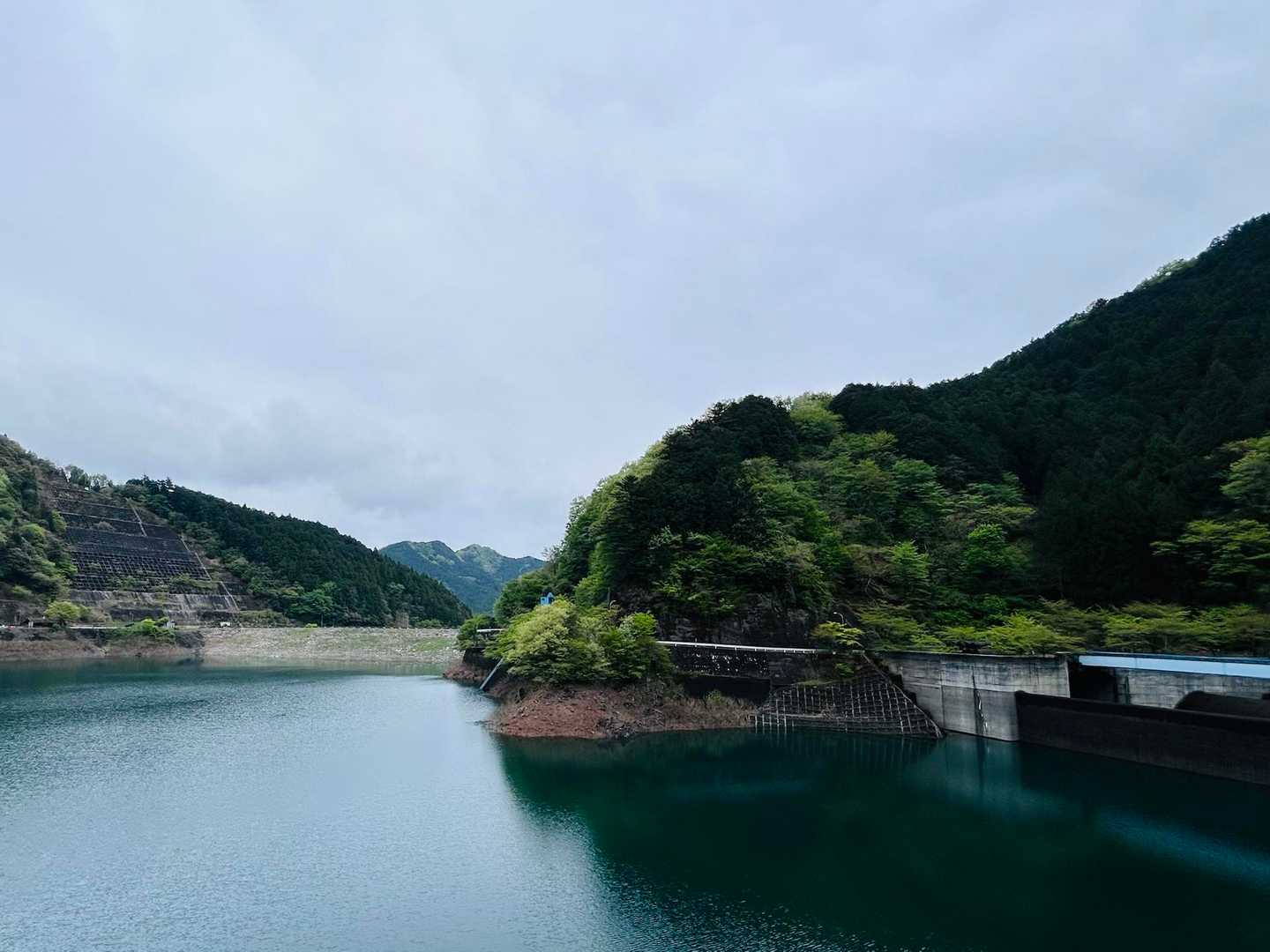 下山したら、すっかり雨もあがり曇空。
有間ダム(名栗湖)は今日もキレイな水の色☺︎