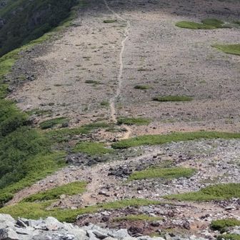 広くて平な高天ヶ原に真っ直ぐに延びた道の先に継子Ⅱ峰。
