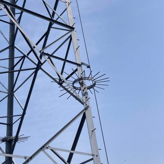 鉄塔に洗濯物干し…？