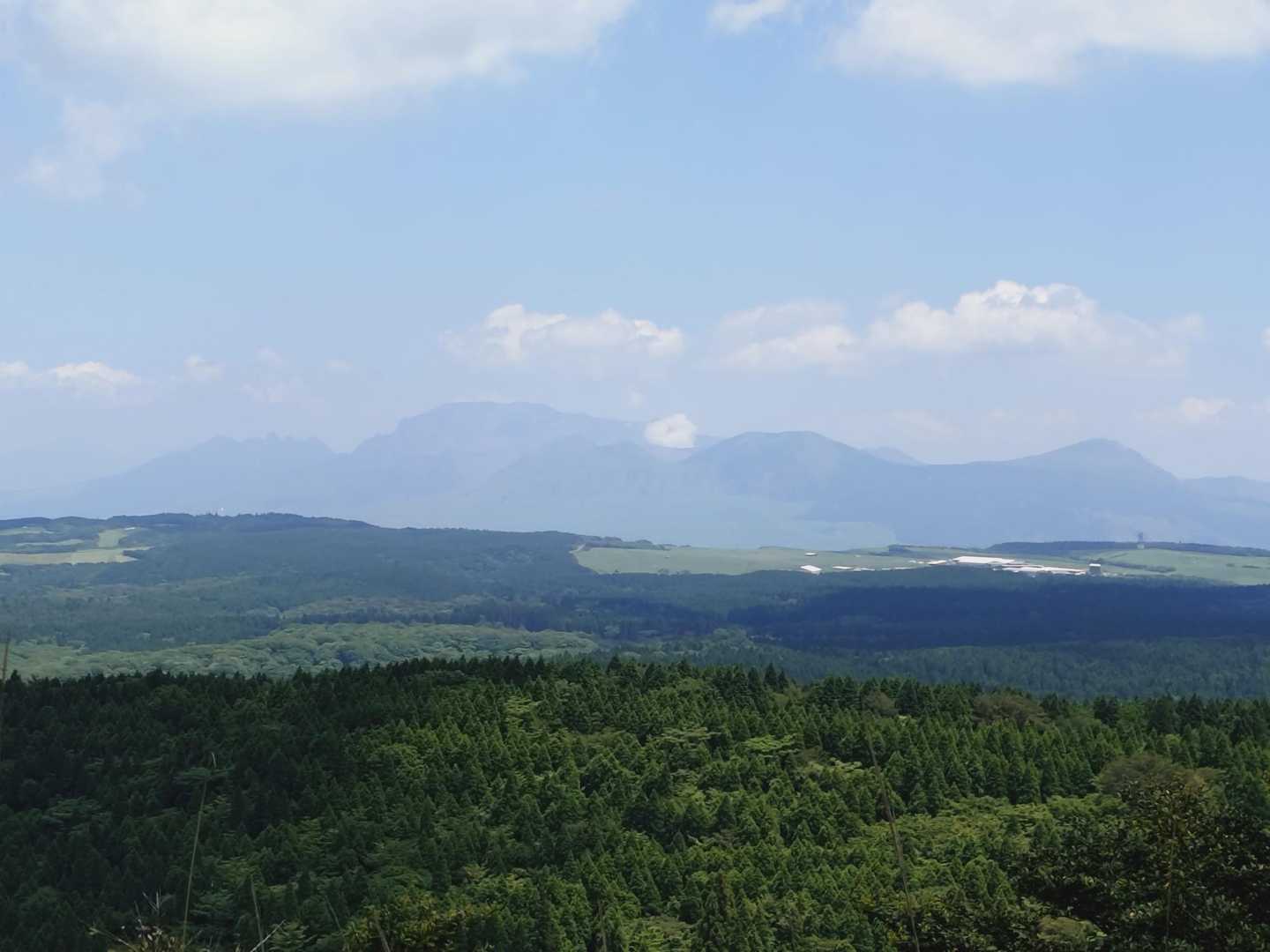 少しだけ開けた所から涅槃像✨
中岳から噴煙あがってる🌋