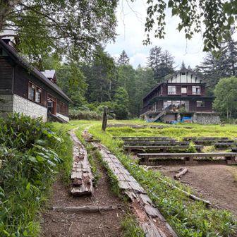 山小屋を後にします