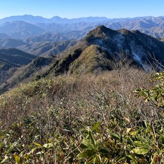 次郎岳。あそこも行けるピークですが
この時期でもそれなりの潅木薮！
あまり気乗りしなかったし、
時間ないのでやめました🤣