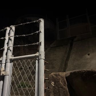 六甲全山縦走をする人が、まずルートにしないであろう1座目がジェームス山です。他の方の活動日記で知ってましたが、ピークでありながら入れないそうです🤪〜このまま団地を通って鉢伏山にも行けるのですが、須磨浦公園を経由しないとYAMAP六甲全山縦走バッチが貰えない気がしたので１度団地を下って海沿いを歩いて須磨浦公園へ向かいました🙂〜（その後に知ったのですが、六甲山全縦走コースの３つのポイントを通過すればクリアだったそうです😅）