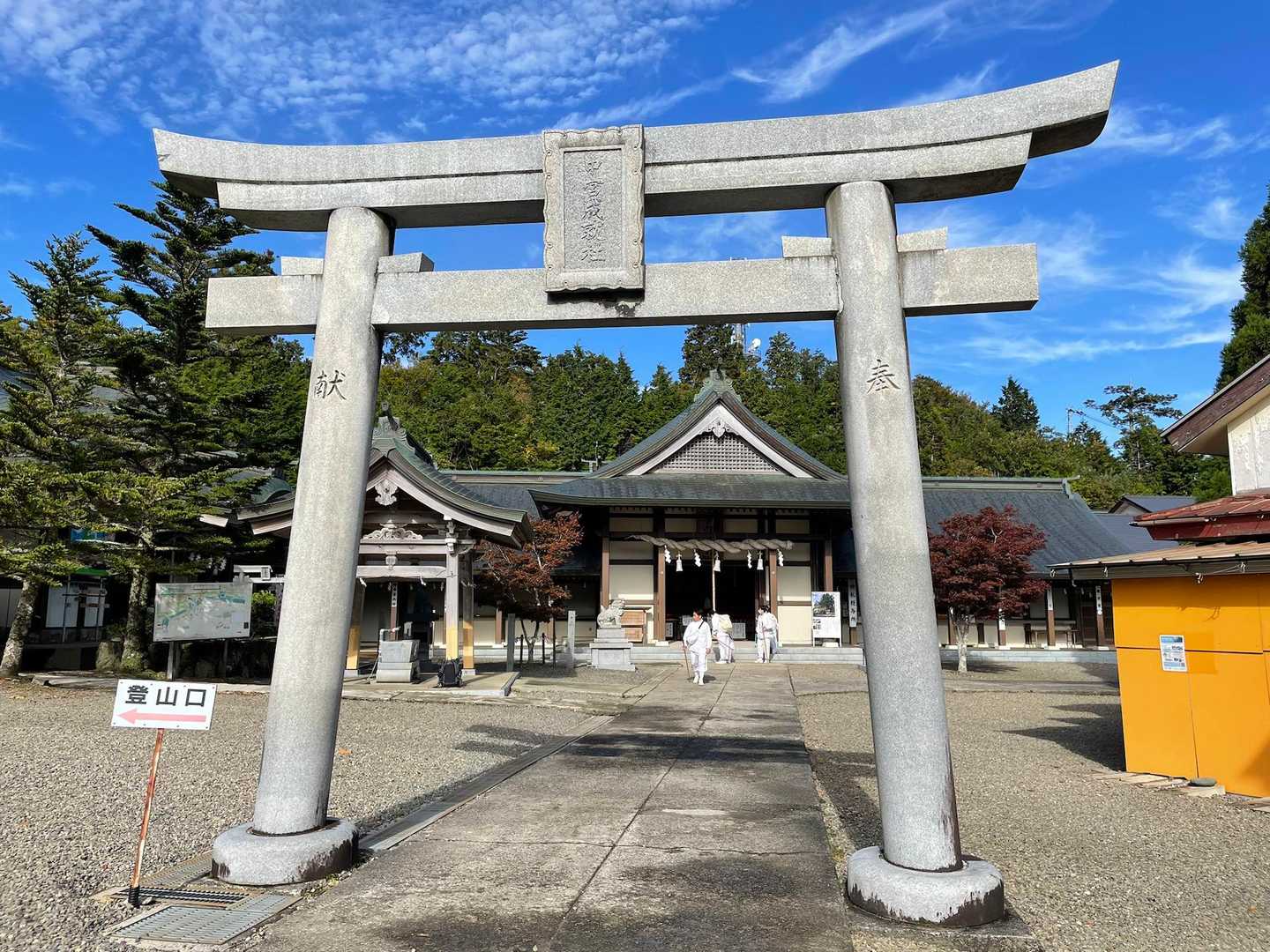 石鎚神社中宮成就社
標高1450m

白装束のご家族がいました
小さい子供さんも着ていて可愛かったです