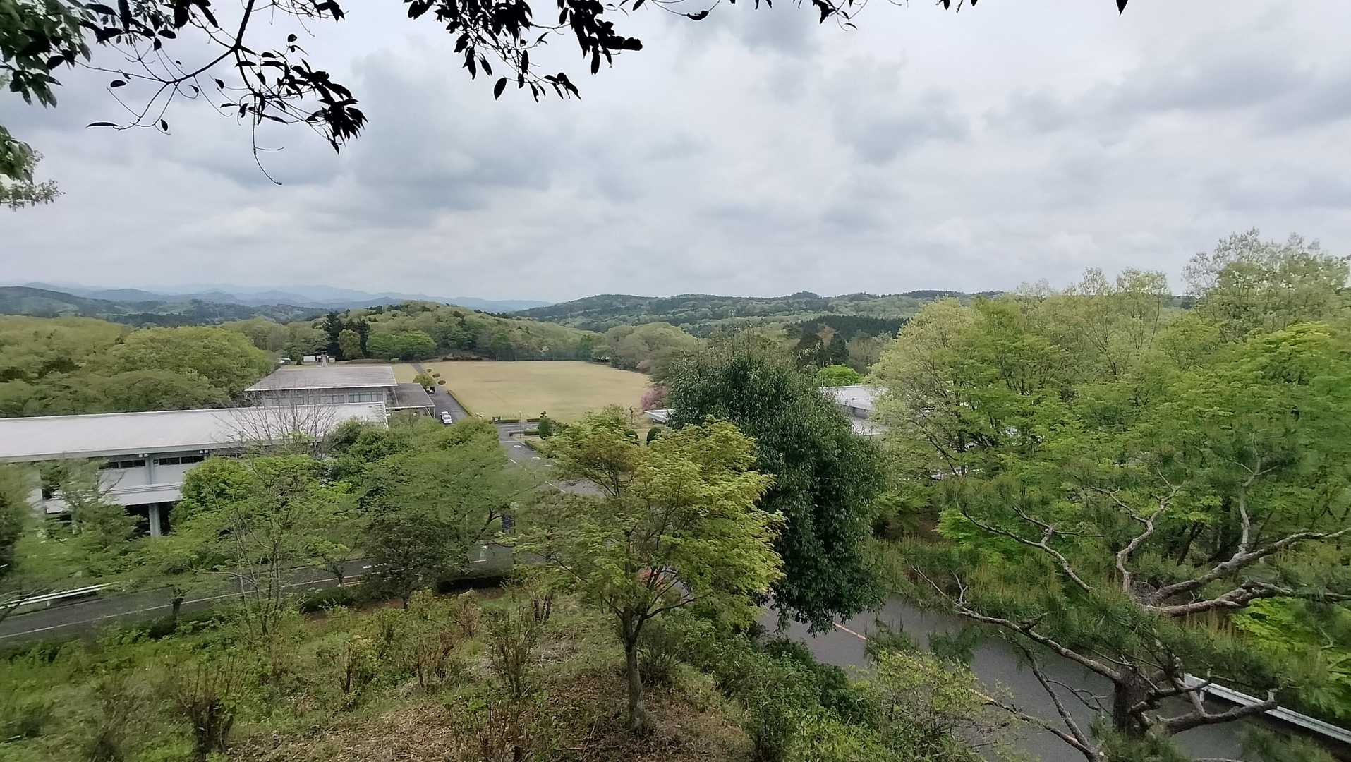 途中で眺め良い場所に立ち寄り、もぐもぐタイム😋