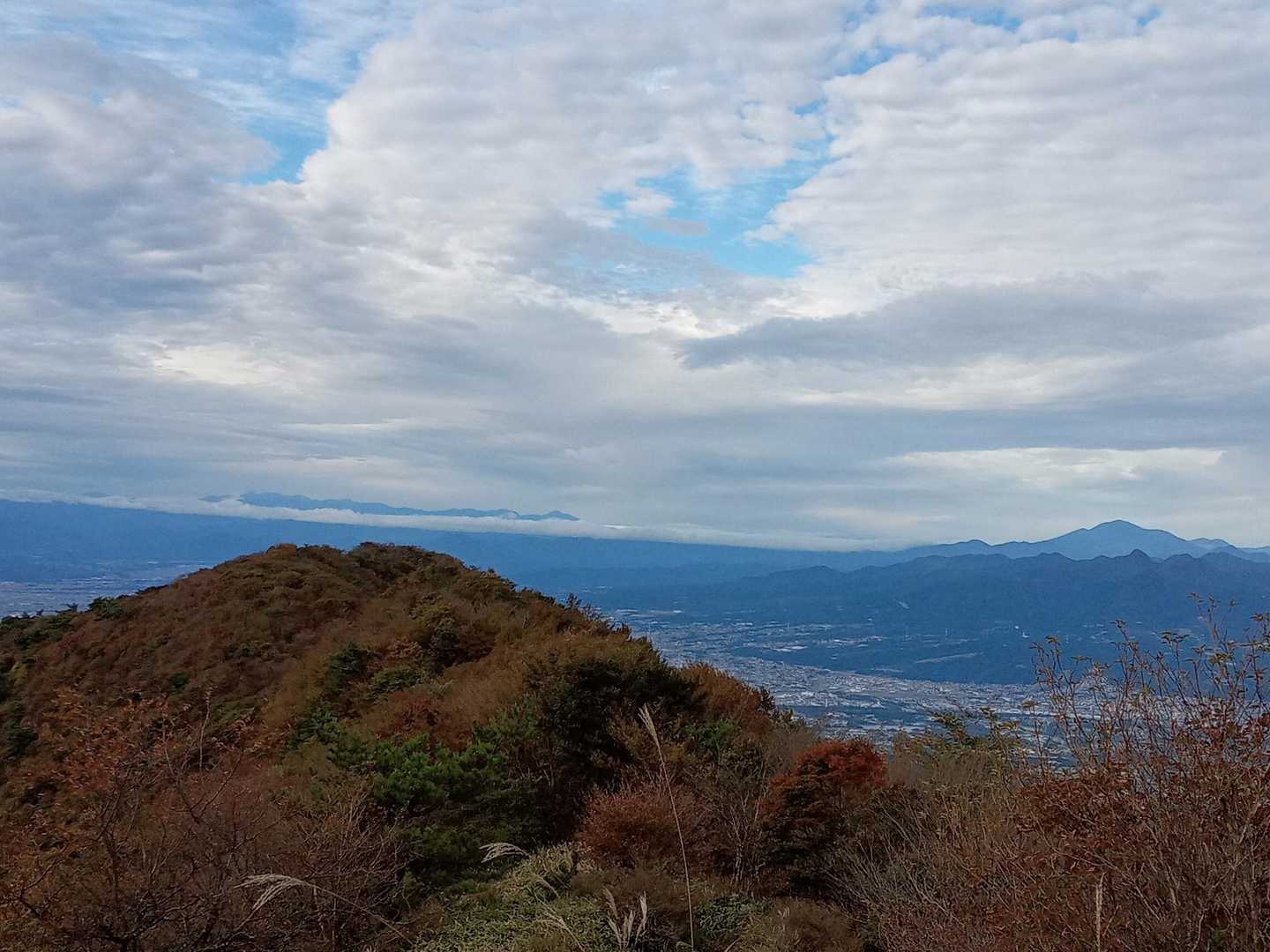 左に色付き始めた鍋割山、右奥に浅間山です✨