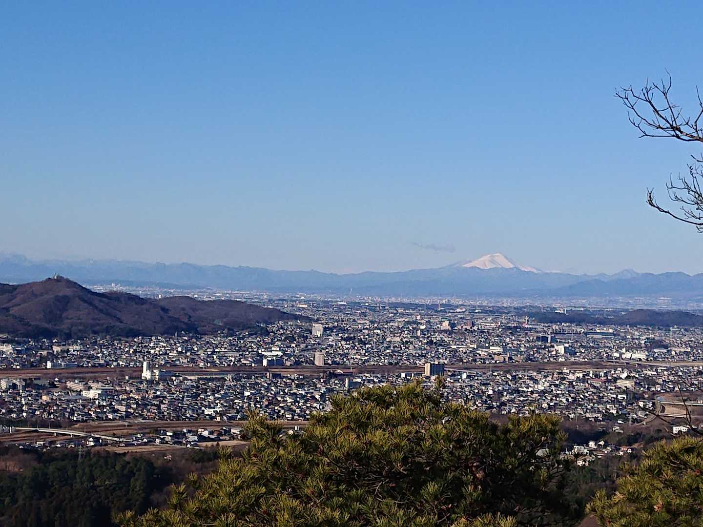 今日も冷たい風が吹いてます 🌀 
白い浅間山！