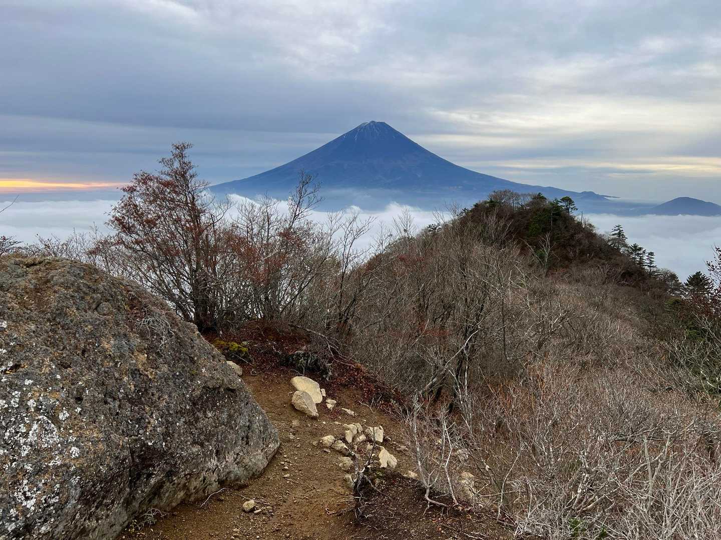 振り返ると富士山。なんか雪が溶けてる。季節ハズレの暑さだったし、雨が降ったんだろうな