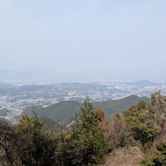 その名も国見櫓から。霞んでいなければ大和国を見渡せるらしい