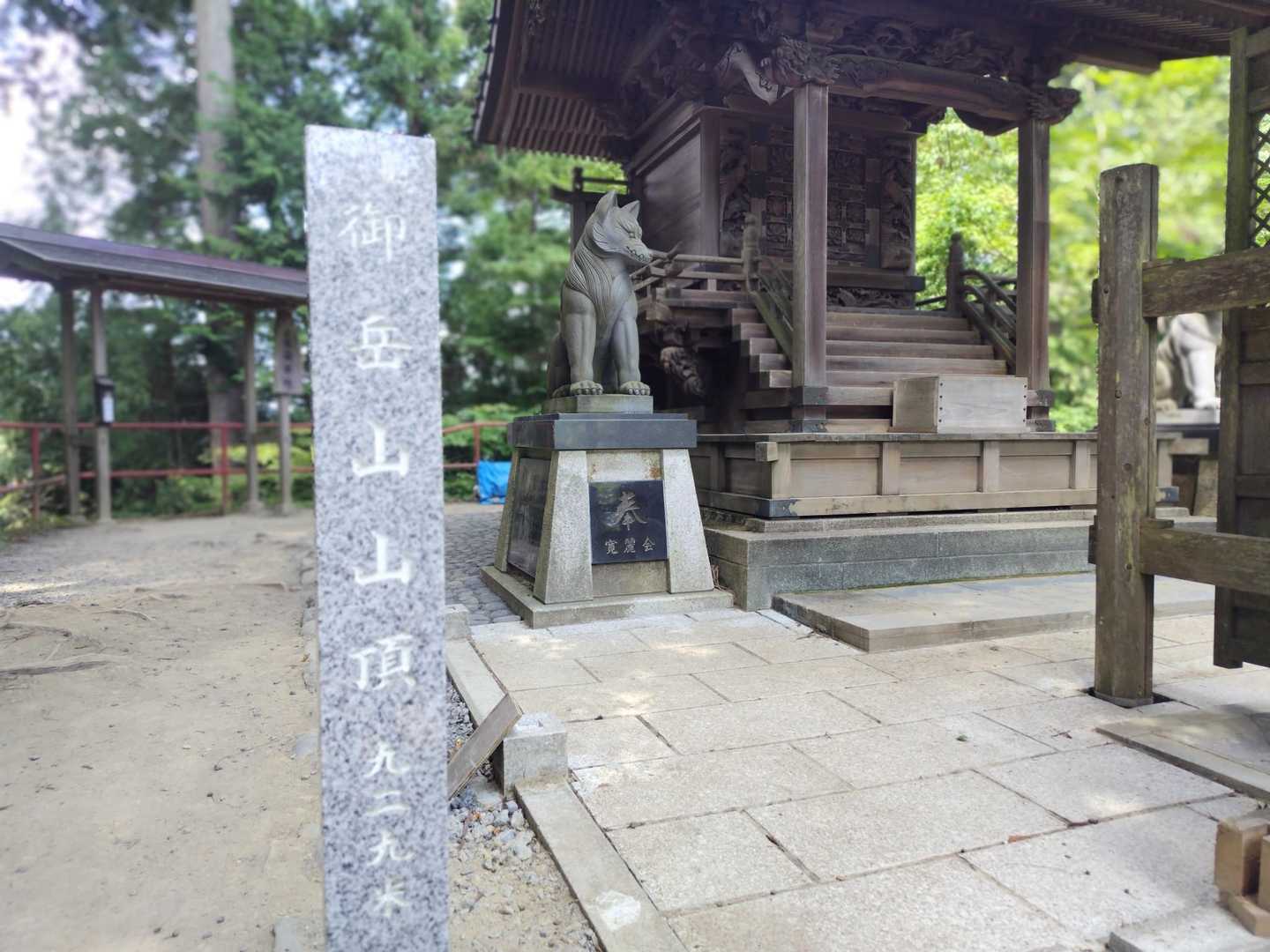 御岳山▲は武蔵御嶽神社境内の
左一番奥にあります