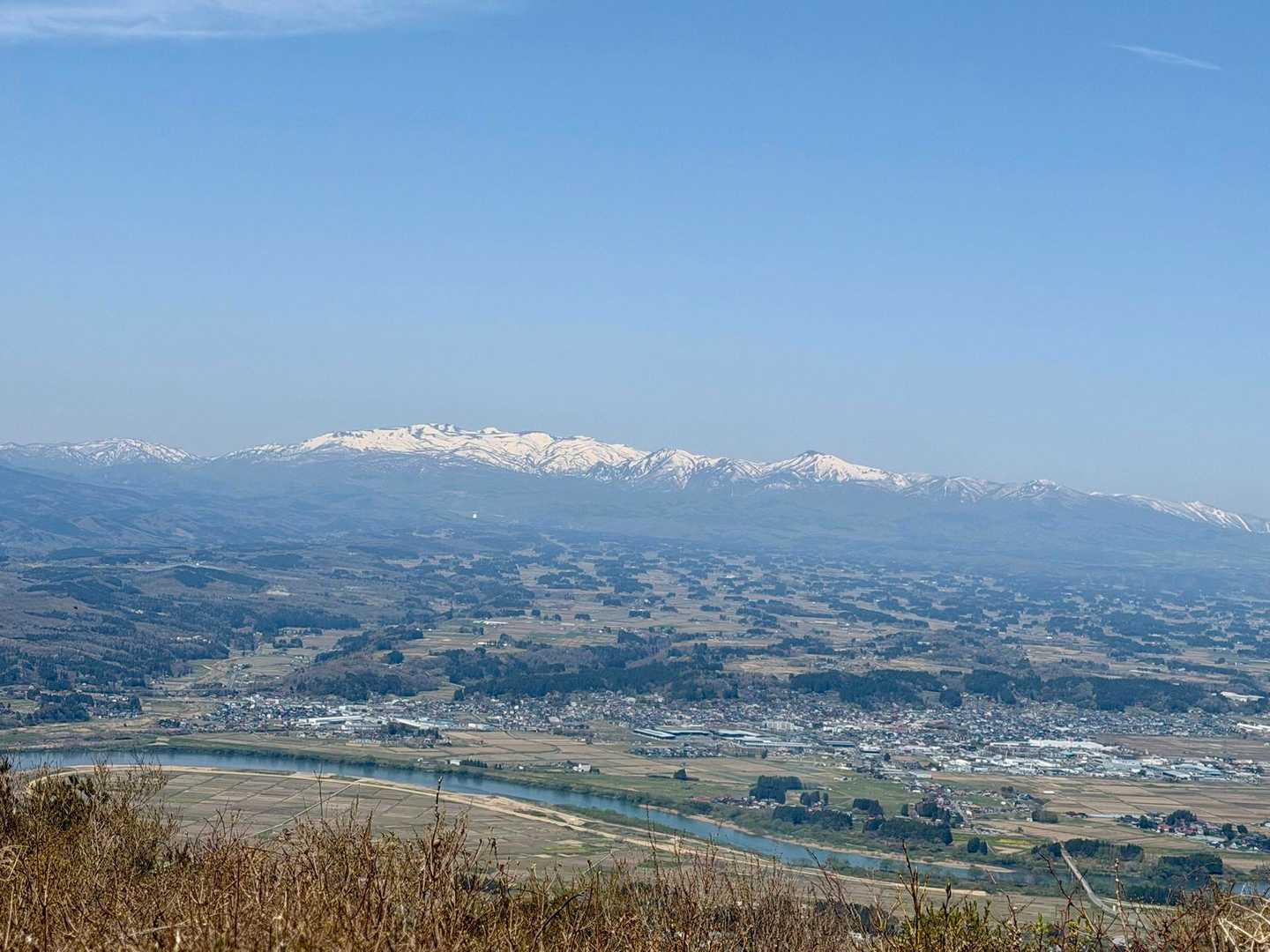 音羽山からの焼石連峰と北上川