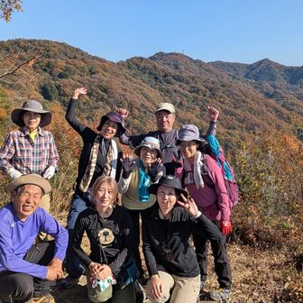 登ってきた稜線をバックに