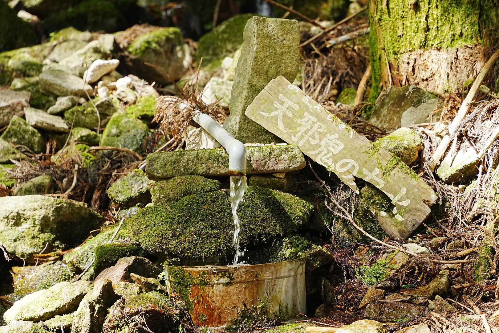 飲料不可だったはずですが今は注意看板無くなってます。