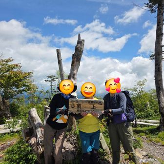 3人で～‼️
頂上にいらしたかたに撮っていただきました😊