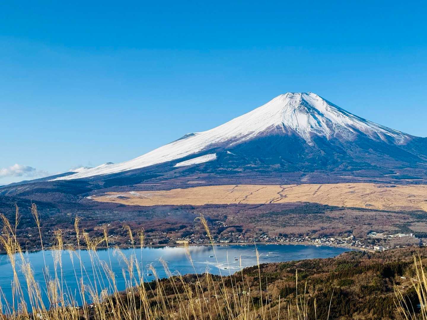 山中湖に薄っすら富士山が映っています。