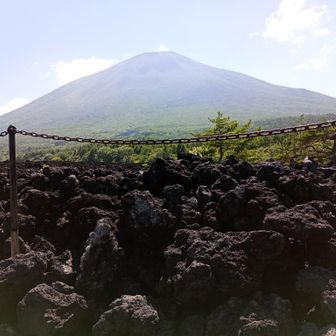 溶岩流の向こうに岩手山