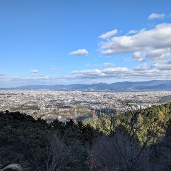 ぎんなん展望所からの眺望。宝満山〜若杉山の三郡縦走路や立花山を見渡せます
