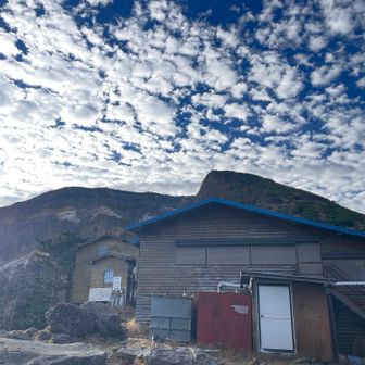 夏沢峠の秋の空。夏沢ヒュッテは休業中、やまびこ荘も営業を終えた模様。トイレは簡易トイレが1箇所だけ使えました。