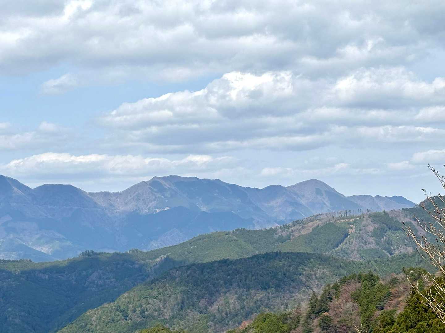 ここからは、香肌イレブンの山々が見えますよ⤴️
真ん中の三峰山〜右の栗山🤭きれいに見えてます👏