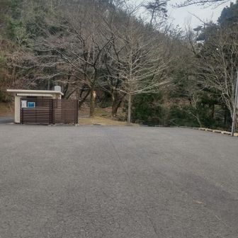 登山口近くの駐車場トイレあり