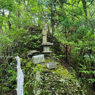 割愛しますが、渓谷沿いの道を進み、刀掛けのポイントへ。