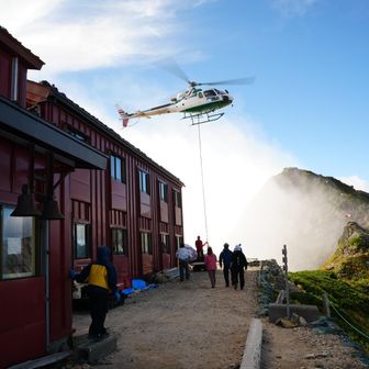 この日、ずっと雨だったせいか荷揚げのヘリがジャンジャン飛んでいました🚁