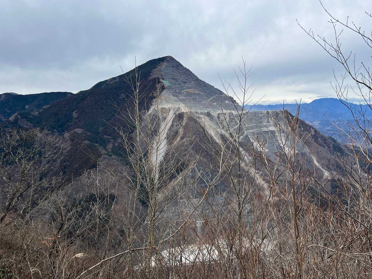焼山の山頂から武甲山🤗
身を削って日本の高度成長に貢献した山です🙏