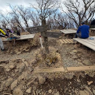 地味に登りながらあっという間に二ノ塔。ベンチ沢山👏