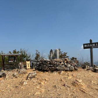 山頂は広くてベンチやテーブルも複数あり、ゆっくりできます。