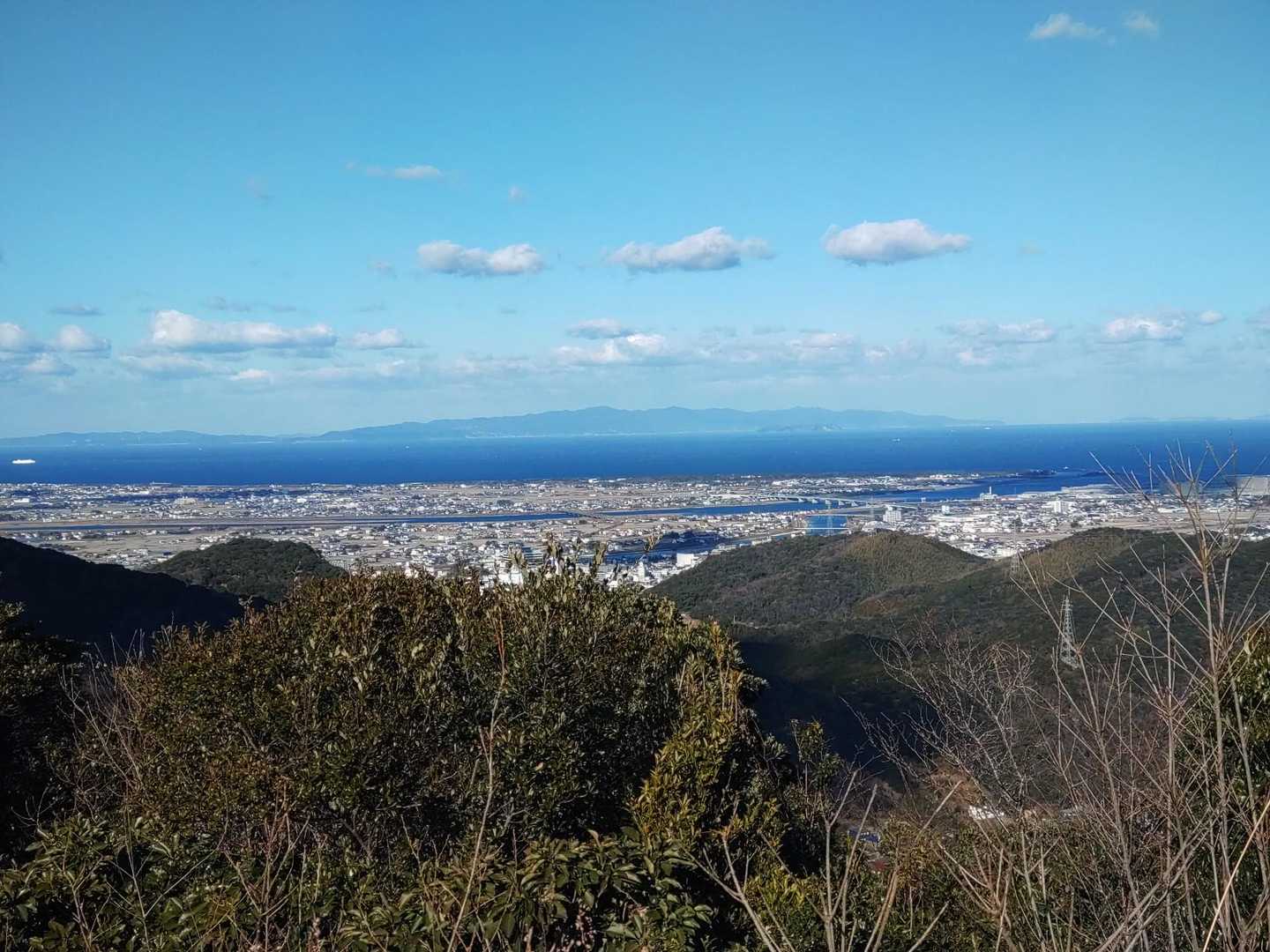 淡路島
その手前に沼島