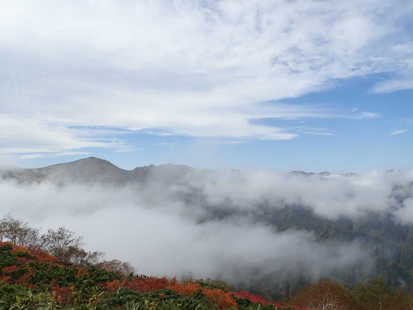 雲が流れて朝日岳連邦が見え隠れ