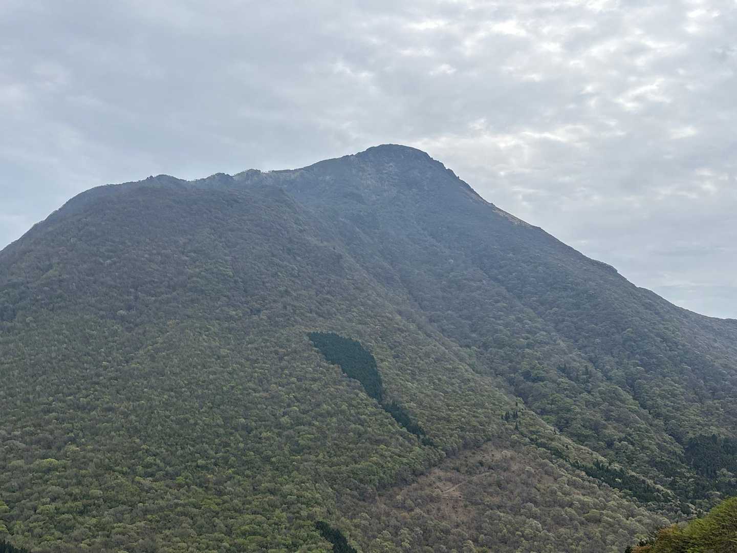 由布岳雄大です(*｣´□`)｣
今あの山頂にいる登山者さんいるよね？

いつかは由布岳…🤣