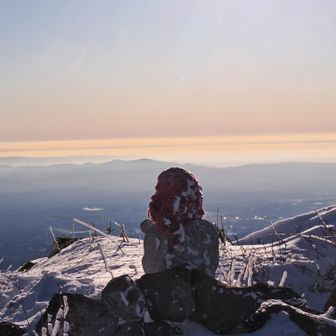 下界を見守る剣ヶ峰のお地蔵さん