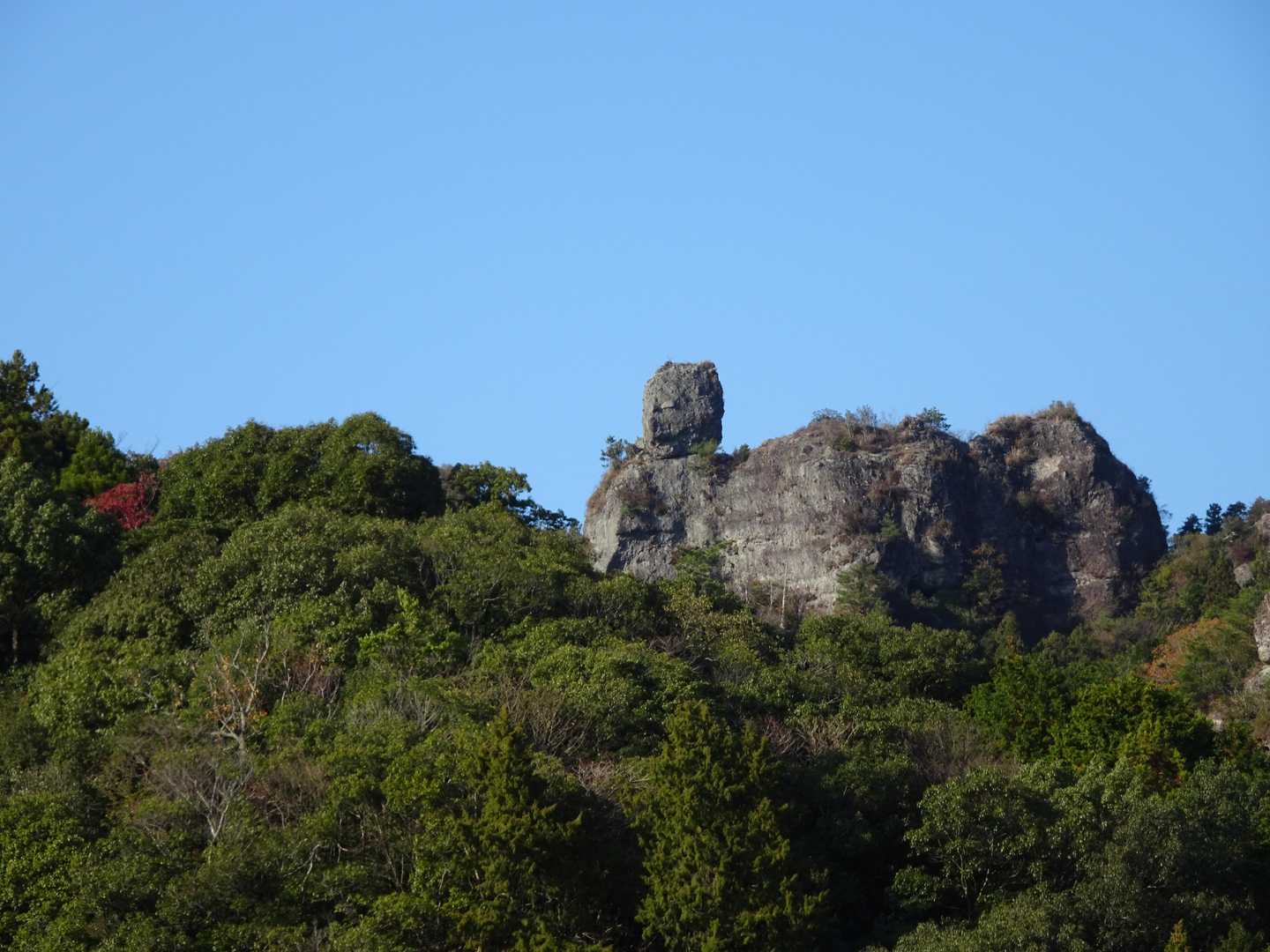 振り返って、岩峰の上に岩。あれが並石大岩かな？