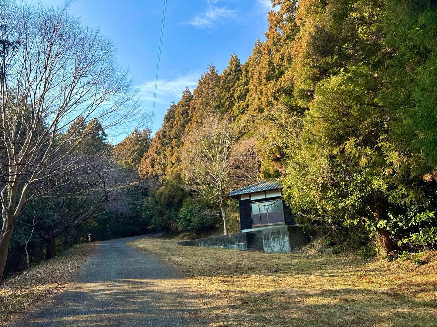 山に向かう際に三岳神社に止まっていた5,6台あった車はすっかりなくなってました。ただ少しずつ日が延びてきたのを感じます。
わたしもぼちぼち帰ります。お疲れ様でした。