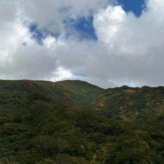 方向的に中央の高い山が湯殿山みたい