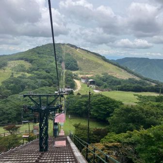 ロープウェイを下りたらリフト乗り場へ。
向こう側のテッペンが御在所岳の山頂。
400円でラクラク移動しました。
たまに楽チンモードもいいねえ。☺️